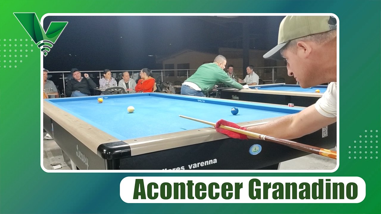 Mesa de billar y un hombre tacando