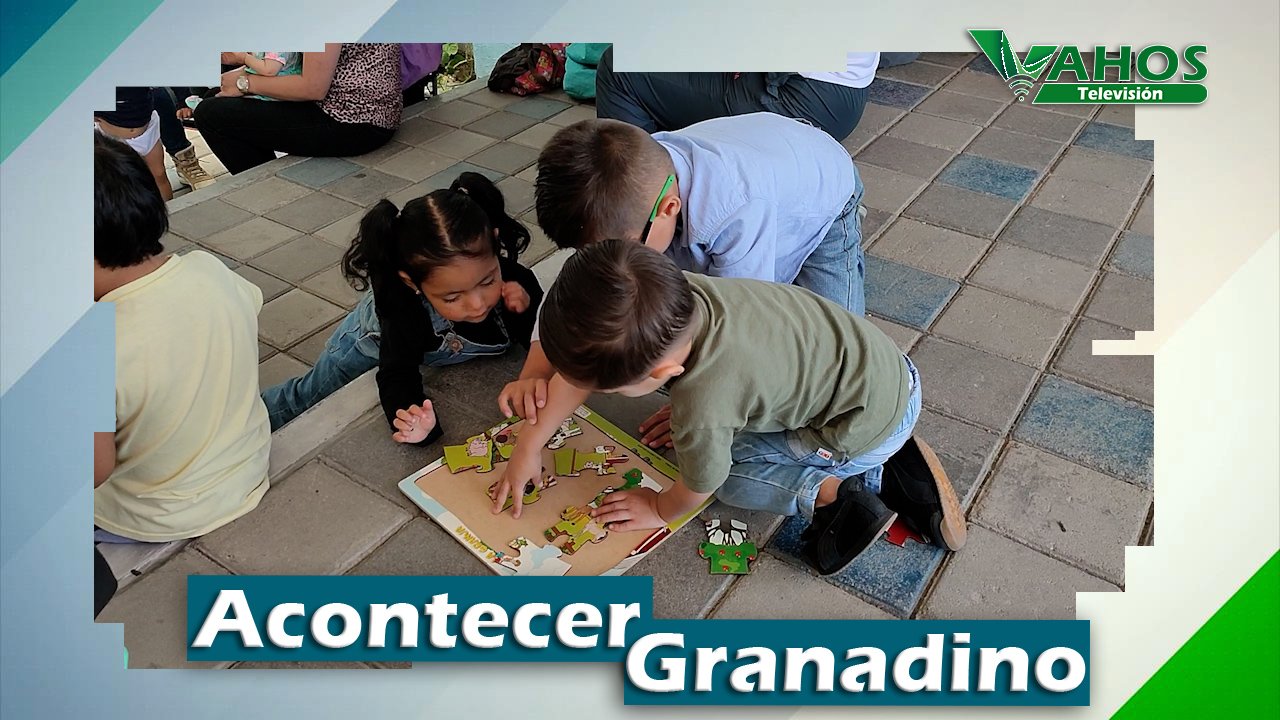 Niños jugando rompecabeza 