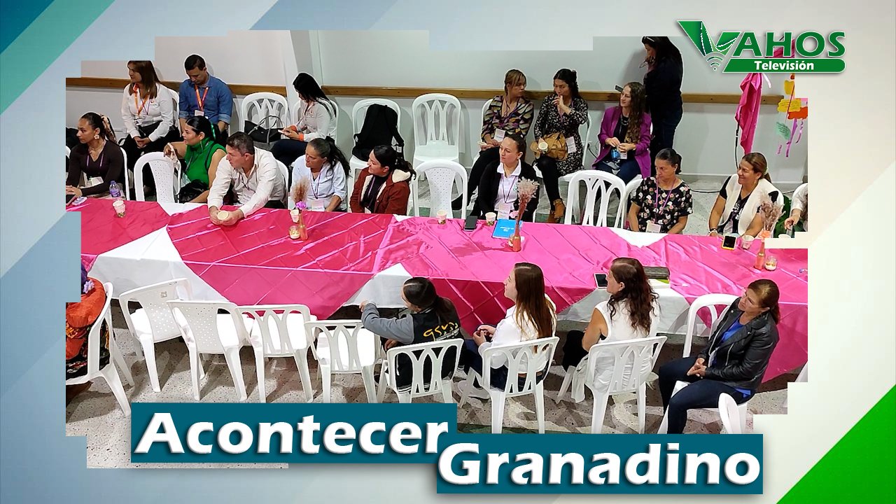 Niños jugando rompecabeza 